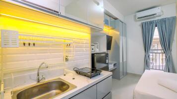 Refrigerador con freezer, placa de cocina, tetera/pava eléctrica