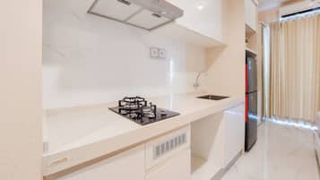 Studio | Private kitchen | Full-size fridge, stovetop