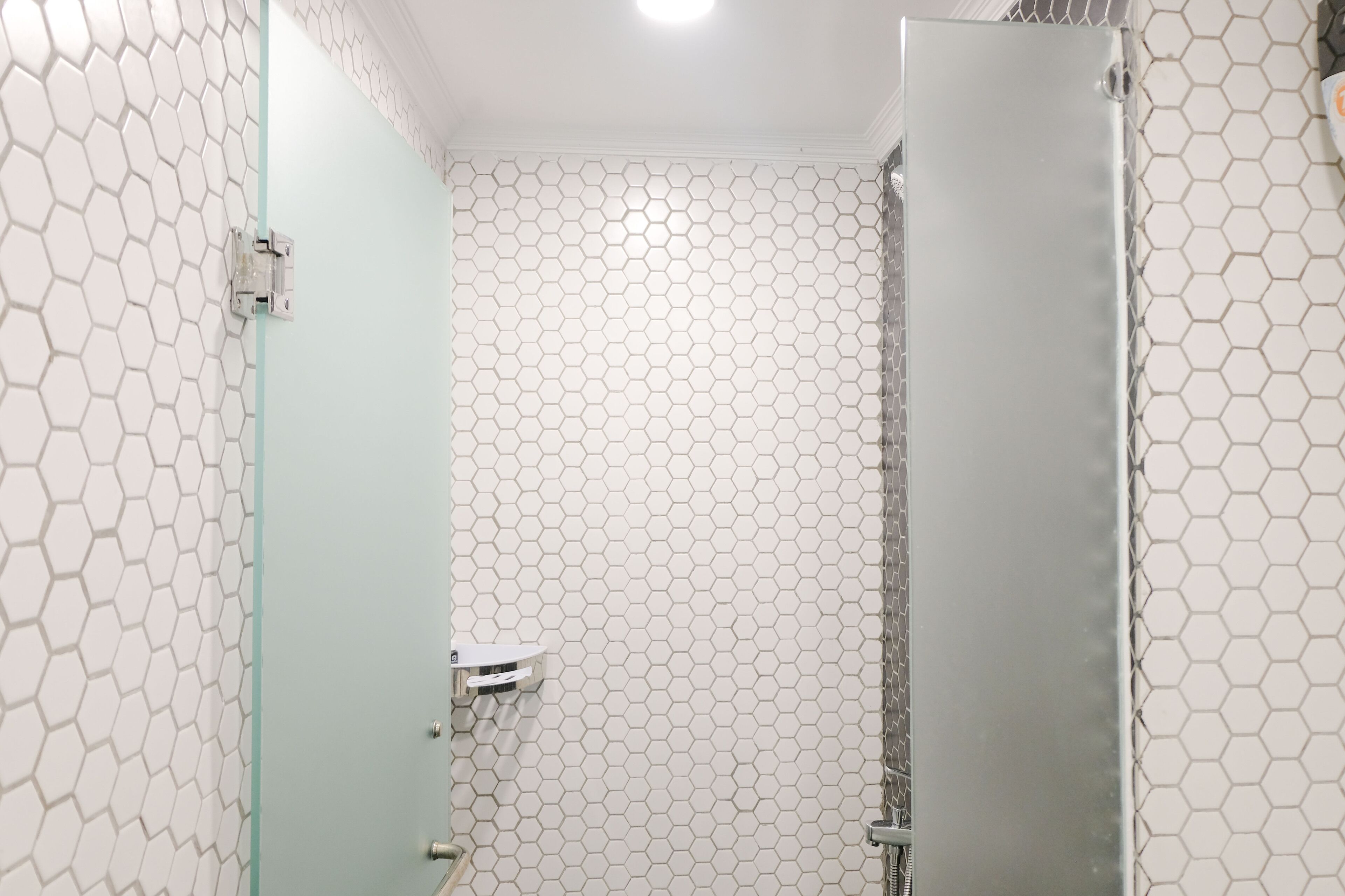 Appartement | Badkamer | Een douche, handdoeken