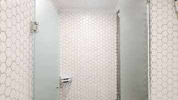 Appartement | Badkamer | Een douche, handdoeken