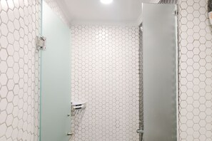 Appartement | Salle de bain | Douche, serviettes fournies