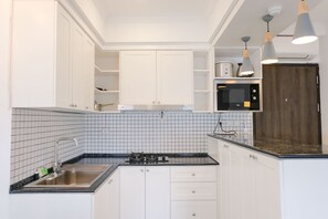 Appartement | Cuisine privée | Réfrigérateur grande capacité avec congélateur, surface de cuisson