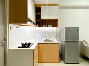 Apartment | Eigene Küche | Großer Kühlschrank, Herdplatte