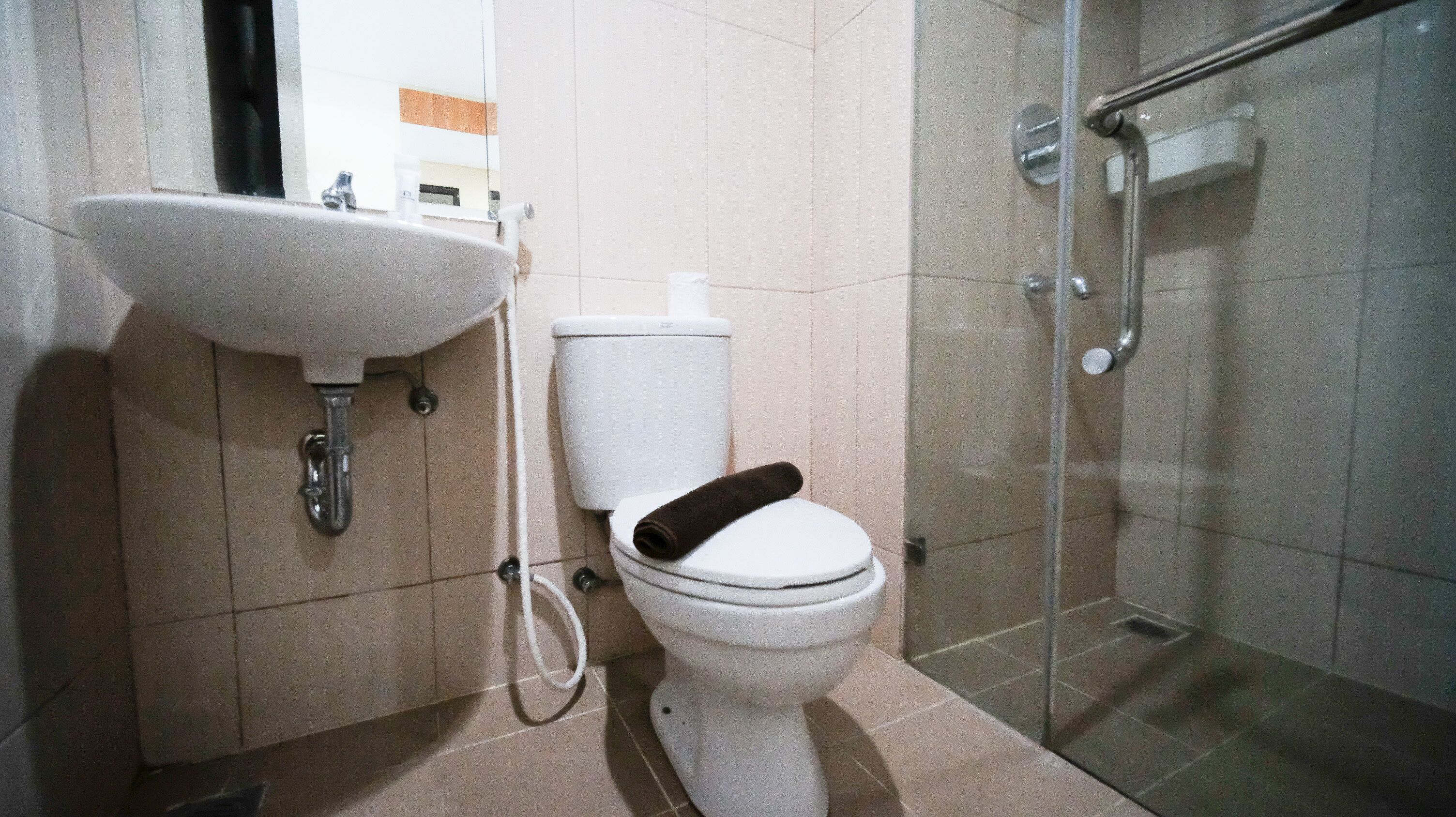 Studio | Kamar mandi | Shower dan handuk