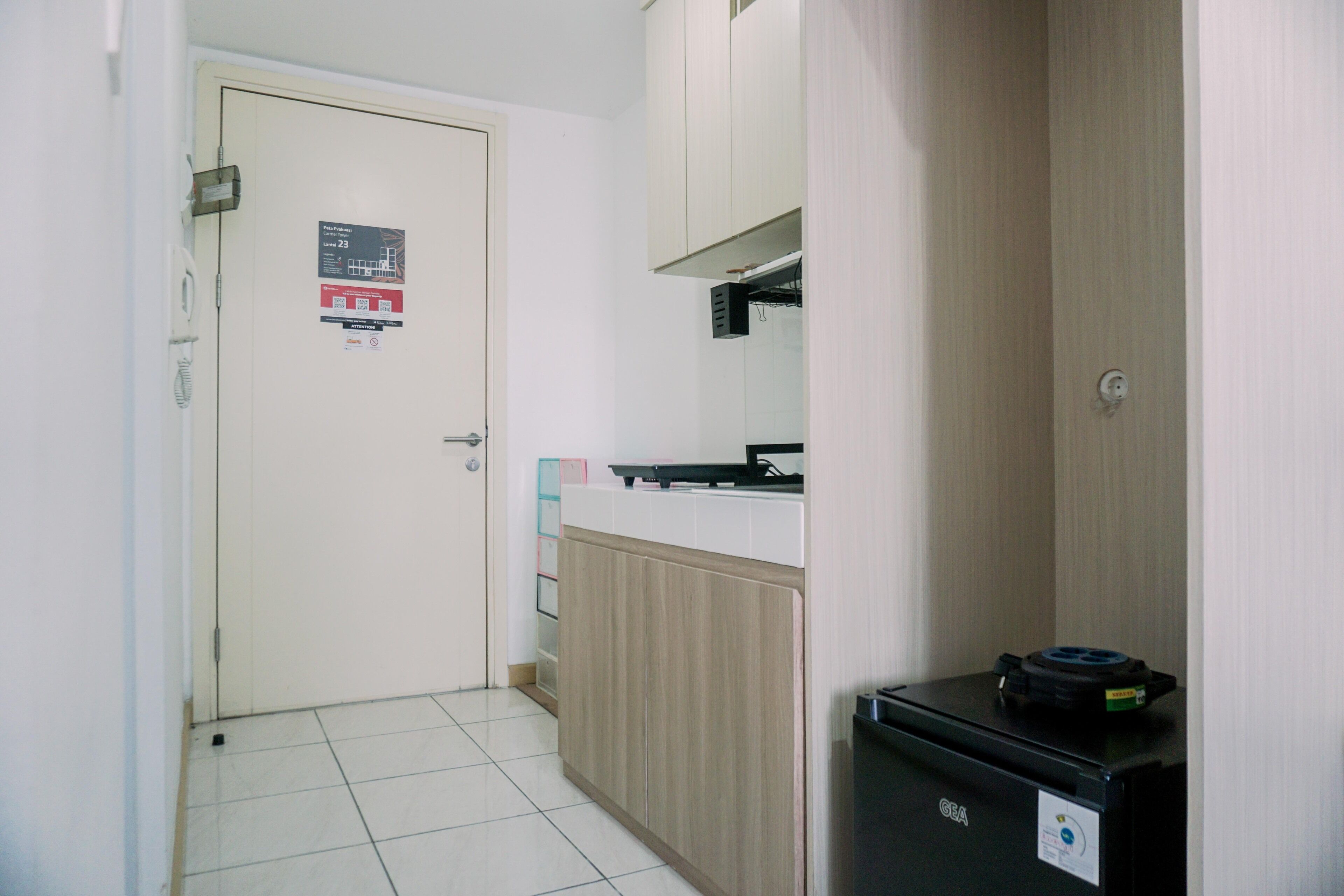 Studio | Private kitchen | Full-size fridge, stovetop