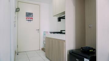 Studio | Private kitchen | Full-size fridge, stovetop