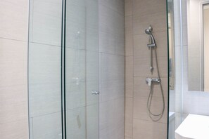 Lägenhet | Badrum | Badkar och dusch och handdukar