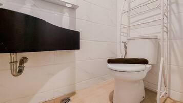 Studio | Bathroom | Shower, towels