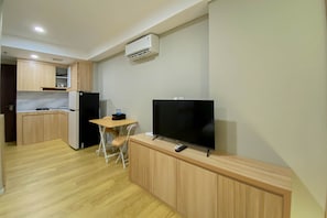 Free WiFi - Spacious And Warm Studio Daan Mogot City Apartment (Jakarta)