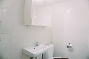 Studio | Kamar mandi | Shower dan handuk