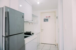 Private kitchen - Gorgeous And Strategic Studio Apartment M-Town Residence (Gading Serpong)