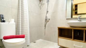 Studio | Bathroom | Shower, towels