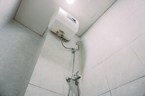 Studio | Kamar mandi | Shower dan handuk