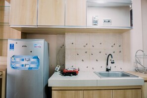 Estudi | Cuina privada | Frigorífic gran i placa de cuina