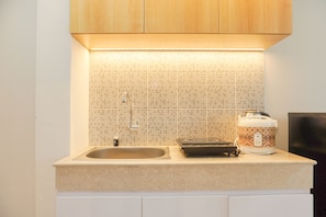 Studio | Private kitchen | Full-size fridge, stovetop - Minimalist And Homey Studio At Evenciio Margonda Apartment (Depok)