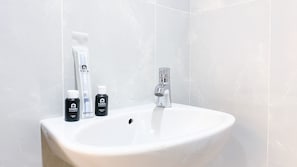 Estudio | Baño | Regadera y toallas 