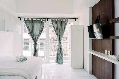 Homey And Good Deal Studio Casa De Parco Apartment