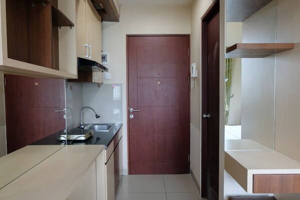 Private kitchen - Best Deal Studio Apartment At Taman Melati Jatinangor (Hegarmanah)