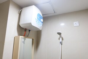 Studio | Bilik Mandi | Pancuran mandi, tuala disediakan 