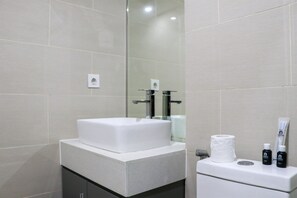 Studio | Badezimmer | Dusche, Handtücher