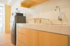 Private kitchen - Cozy Living And Warm Studio At Tokyo Riverside Pik 2 Apartment (Teluknaga)