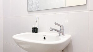 Bathroom - Cozy Stay Studio At 39Th Fl Tokyo Riverside Pik 2 Apartment (Teluknaga)