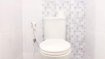 Studio | Bathroom | Shower, towels