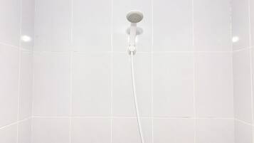 Studiolejlighed | Badeværelse | Bruser, håndklæder