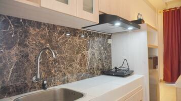 Studio | Private kitchen | Full-size fridge, stovetop