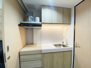 Private kitchen - Homey And Modern Studio The Alton Apartment (Semarang)