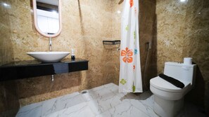 开间 | 浴室 | 淋浴设施、毛巾