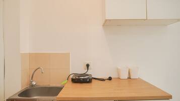 Refrigerador con freezer, placa de cocina, tetera/pava eléctrica