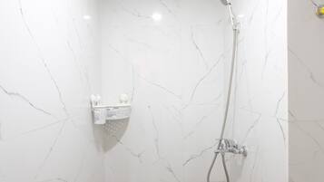 Apartment | Badezimmer | Dusche, Handtücher