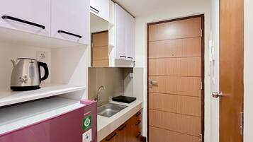 Studio | Private kitchen | Full-sized fridge, stovetop