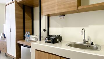 Studio | Private kitchen | Full-size fridge, stovetop