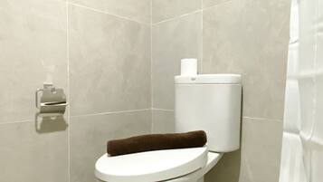 Studio | Bathroom | Shower, towels