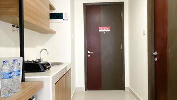 Studio | Privékeuken | Een koelkast/vriezer, een kookplaat