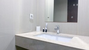 Estudio | Baño | Ducha y toallas