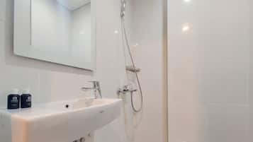 Studio | Bathroom | Shower, towels