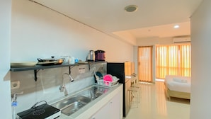 Studio | Dapur pribadi | Lemari es besar, kompor, dan ketel listrik