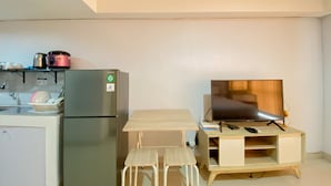 Studio | Dapur pribadi | Lemari es besar, kompor, dan ketel listrik