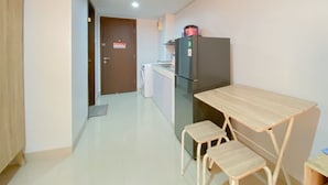 Studio | Dapur pribadi | Lemari es besar, kompor, dan ketel listrik