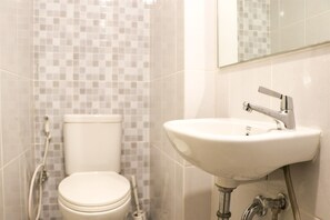 Studio | Bathroom | Shower, towels - Simply Look Studio (No Kitchen) Tokyo Riverside Pik 2 Apartment (Teluknaga)
