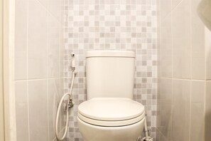 Studio | Bathroom - Simply Look Studio (No Kitchen) Tokyo Riverside Pik 2 Apartment (Teluknaga)