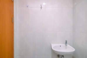 Studio | Bathroom | Shower, towels - Best Deal And Homey Studio Evenciio Margonda Apartment (Depok)