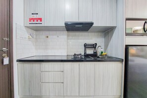 Estudio | Cocina privada | Refrigerador con congelador y parrilla de estufa 