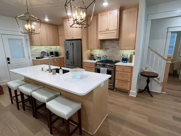 Refrigerador, microondas, horno y parrilla de estufa 