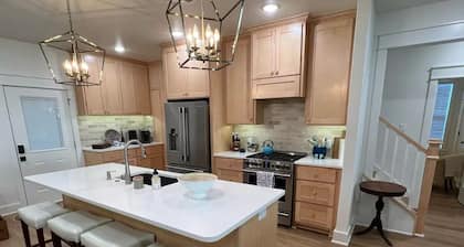 New Craftsman 4 Bdr in Downtown Bentonville