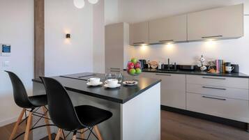 Fridge, oven, stovetop, dishwasher