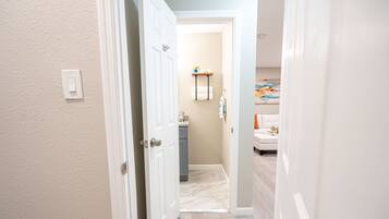 2 bedrooms, iron/ironing board, free WiFi